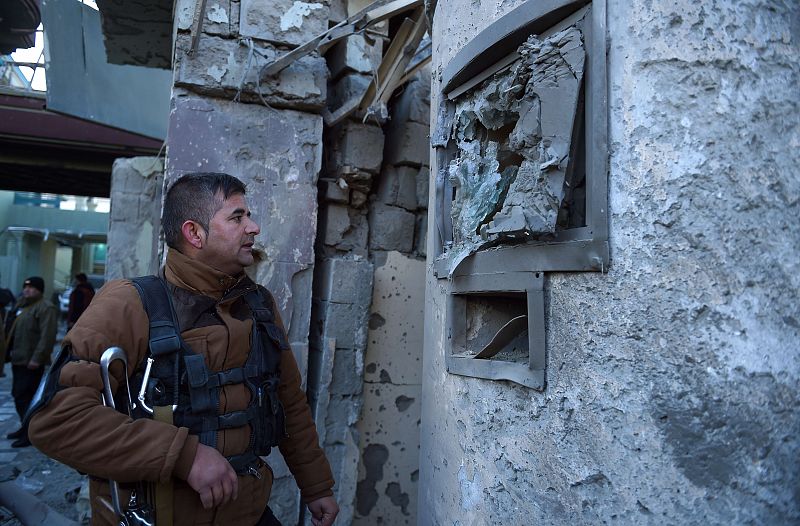 Un oficial de seguridad afgano en el lugar del atentado en Kabul