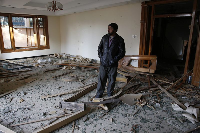 Un hombre observa la destrucción en el lugar del ataque