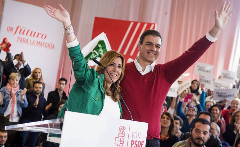 El candidato del PSOE, Pedro Sánchez, junto a la presidenta de la Junta de Andalucía, Susana Díaz, saluda a los simpatizantes en un mitin en Sevilla. 