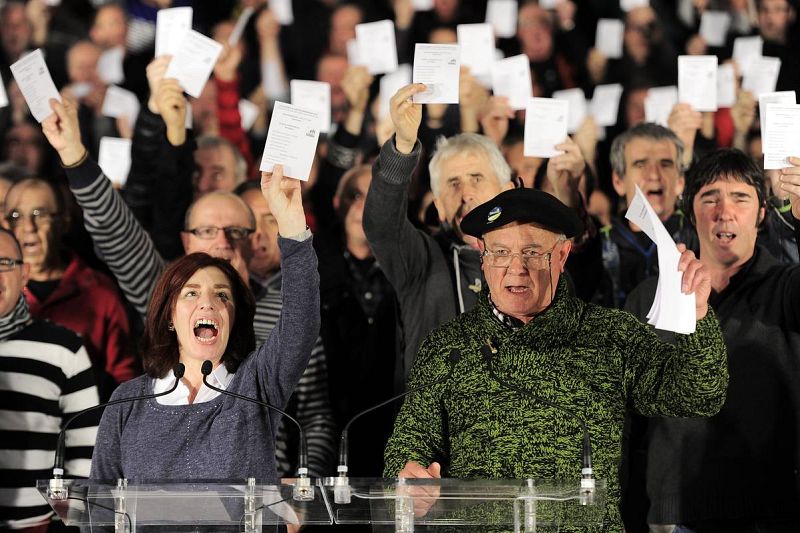 El candidato del PSOE, Pedro Sánchez, junto a la presidenta de la Junta de Andalucía, Susana Díaz, saluda a los simpatizantes en un mitin en Sevilla. 