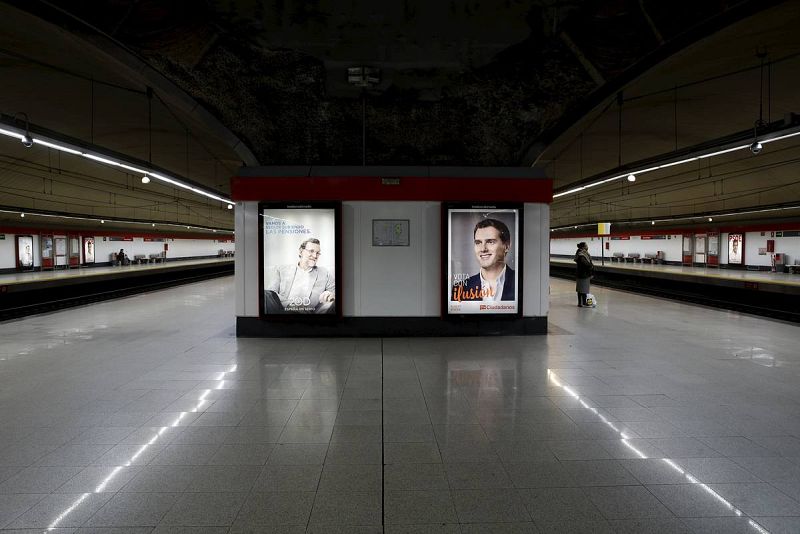 Carteles electorales de Mariano Rajoy (PP) y Albert Rivera (Ciudadanos) en una estación de tren de Cercanías en Madrid.