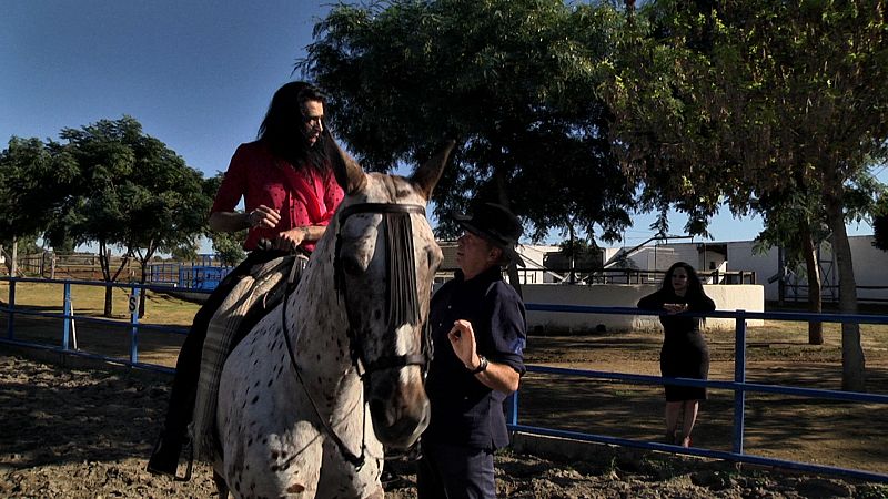 Bertín enseña a Mario Vaquerizo a montar a caballo