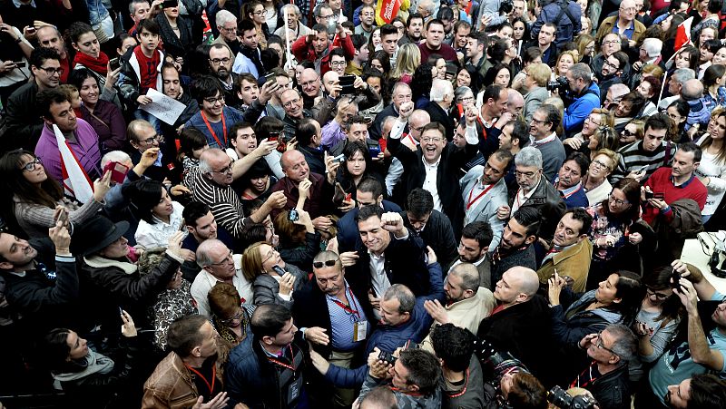 Pedro Sánchez y Ximo Puig, rodeados de militantes en Valencia