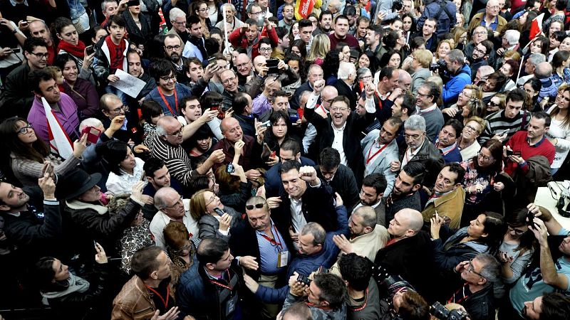 Pedro Sánchez y Ximo Puig, rodeados de militantes en Valencia