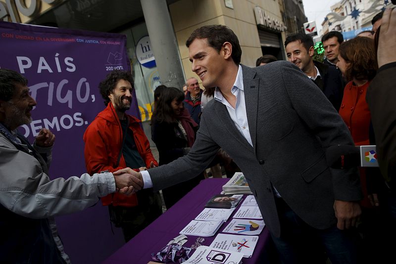 El candidato de Ciudadanos, Albert Rivera, se ha parado a saludar en Guadalajara a miembros de Podemos.