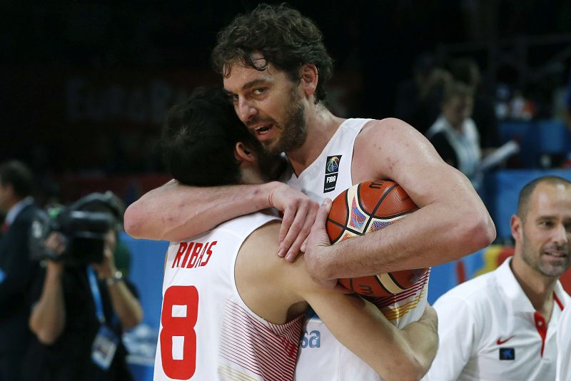 Gasol abraza a Pau Ribas, su gran aliado en un Eurobasket al que España llegó con bajas importantes.