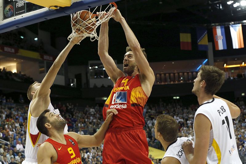 Pau Gasol machaca en el partido del Eurobasket contra Alemania.