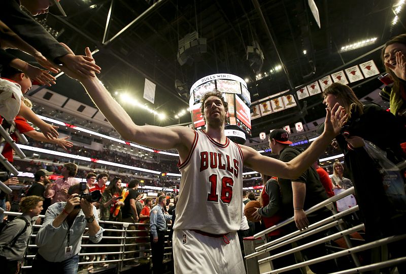 Gasol saluda a los aficionados de los Bulls.