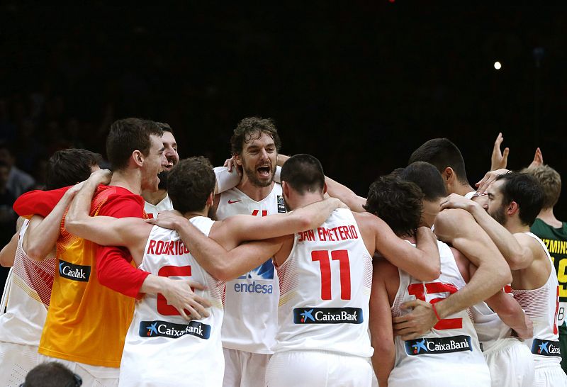 Pau Gasol celebra con sus compañeros la consecución del Eurobasket 2015.