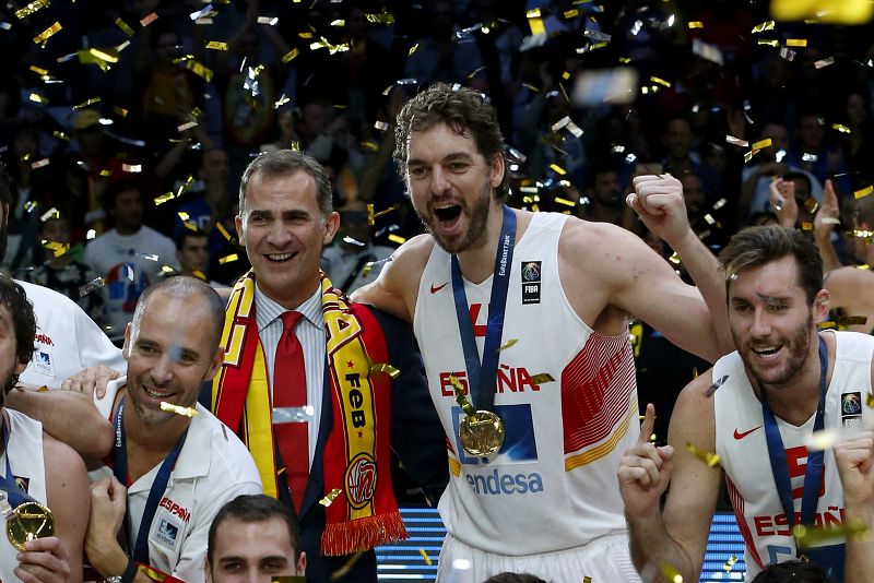 Pau Gasol, junto al rey Felipe en la celebración del Europeo 2015.