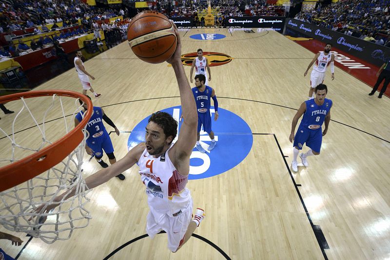 Pau vuela en el partido contra Italia en el Eurobasket.