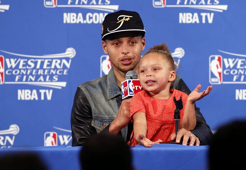 Curry, junto a su hija Riley.