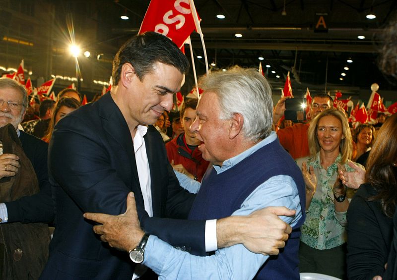 El secretario general del PSOE y candidato a la Presidencia del Gobierno, Pedro Sánchez, saluda al expresidente del Gobierno Felipe González, durante un acto del PSOE en Badajoz.