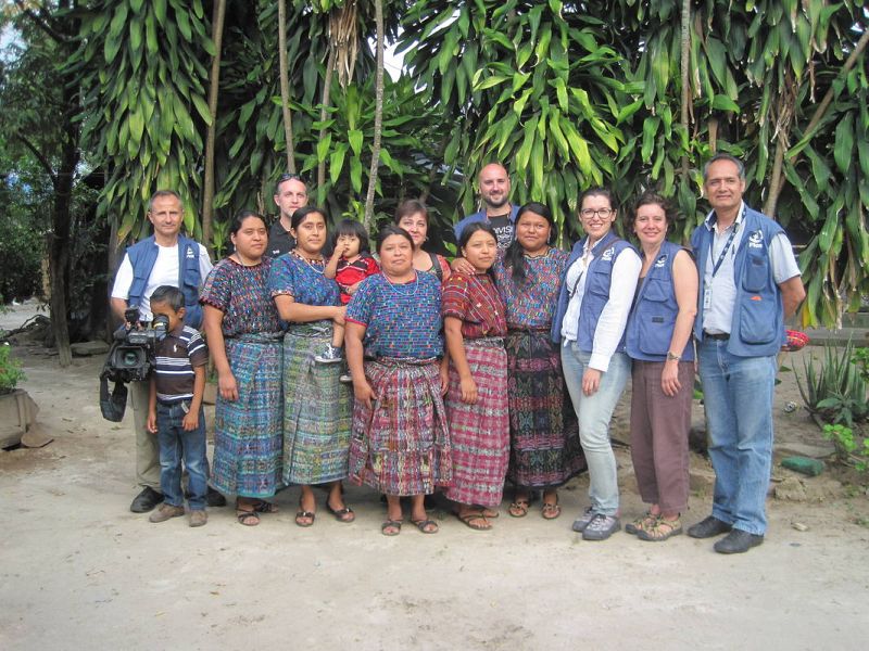 El equipo de rodaje junto a algunas de las mujeres entrevistadas