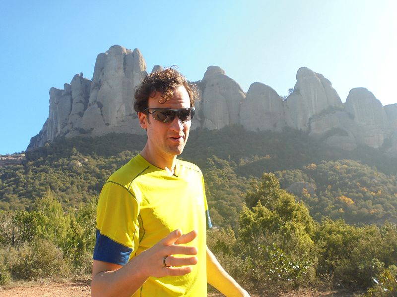 Edu con las agujas de fondo