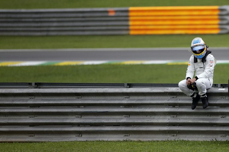 Alonso deja un entrenamiento libre del Gran Premio de Formula Uno de Brasil por averías, la tónica de su 2015.