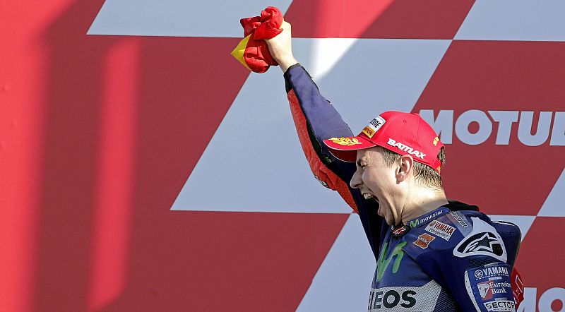 El piloto español Jorge Lorenzo celebra la vistoria y el Mundial en Valencia.