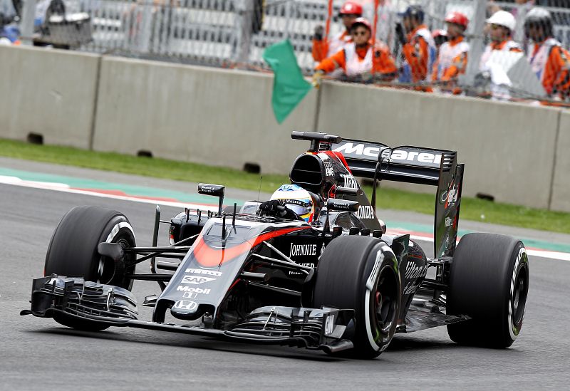 Alonso en su McLaren en el circuito Hermanos Rodríguez de Ciudad de México (México).