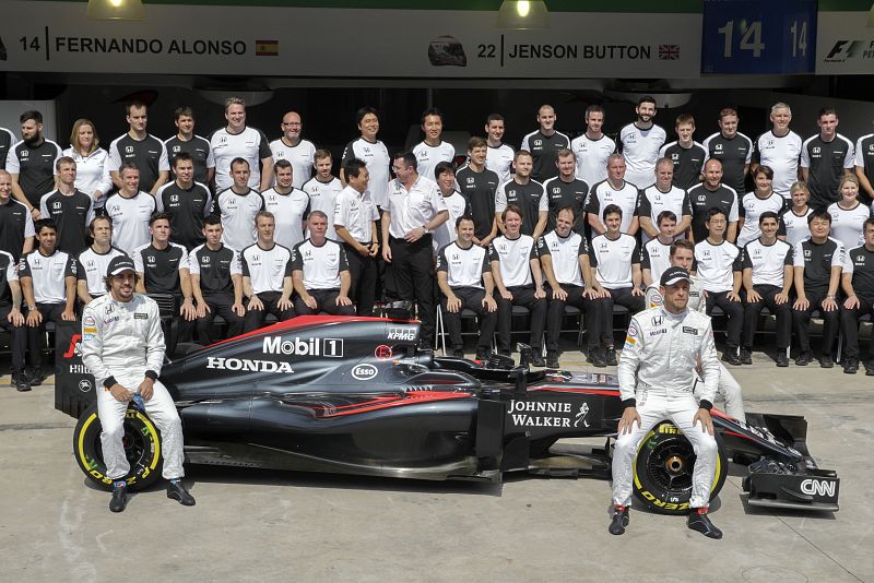 Alonso junto a Button posando con el equipo McLaren.