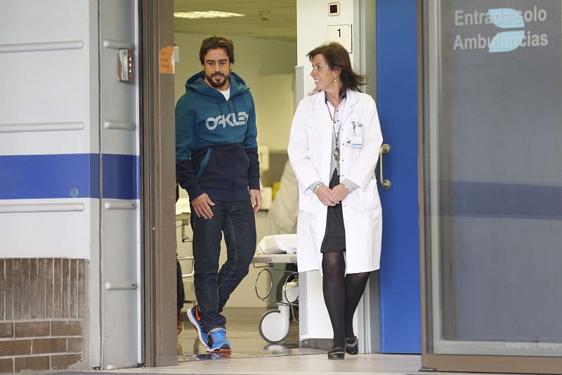 Fernando Alonso a su salida del hospital tras su acidente de pretemporada.