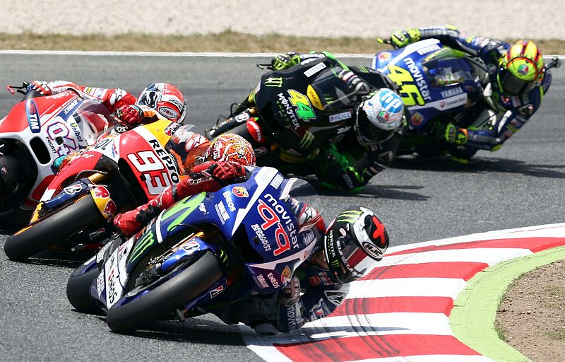 Lorenzo liderando la carrera de Montmeló por delante de Marc Márquez.