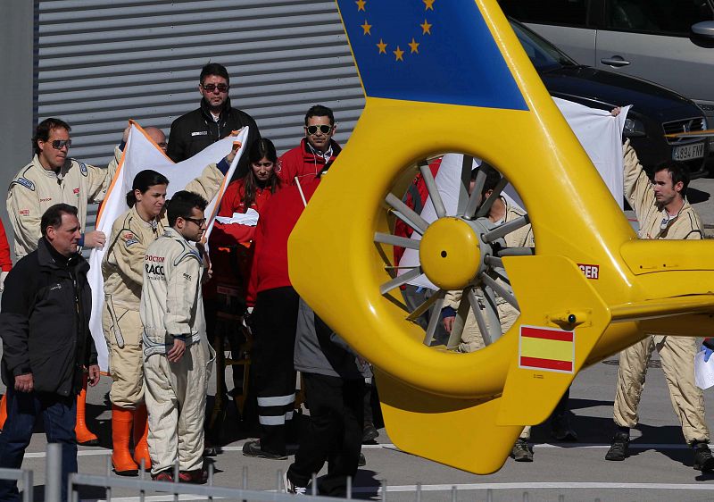 Alonso tuvo que ser trasladado al hospital en helicóptero tras su accidente en Barcelona.