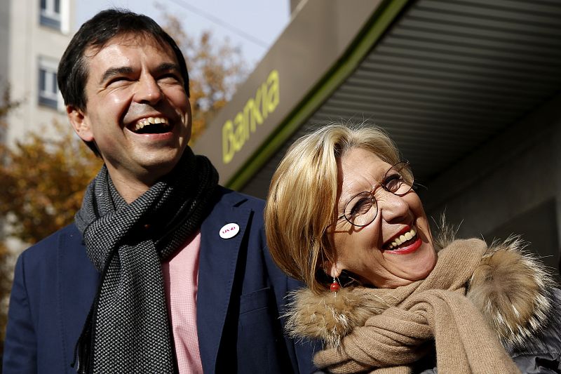 El candidato de UPYD a la Moncloa, Andrés Herzog, se ha sometido a las preguntas de los transeúntes sin intermediarios en la campaña "La calle pregunta sin plató" con Rosa Díez.