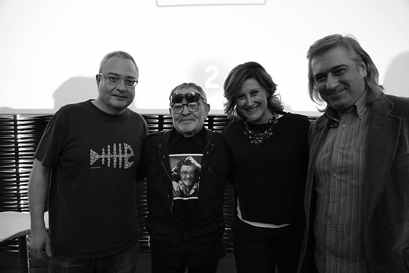 Arrabal, arropado por la directora de 'mprescindibles', Ana Peláez, y los creadores del documental.