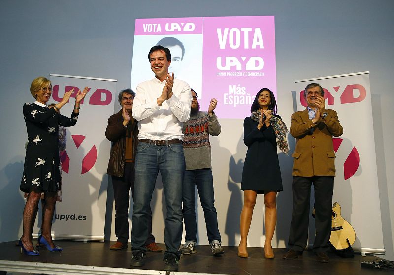 El candidato por UPyD, Andrés Herzog, es aplaudido por la diputada Rosa Diez durante el mitin de cierre de campaña en Madrid.