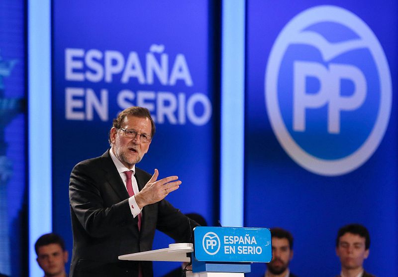 El presidente del Gobierno y candidato a la reelección por el Partido Popular, Mariano Rajoy, durante su intervención en el acto electoral de cierre de campaña que los populares han celebrado en Madrid.