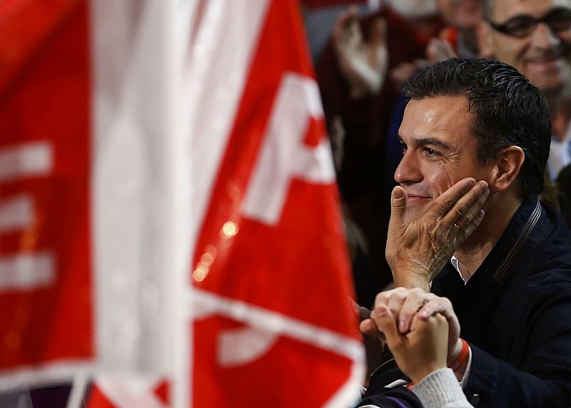 El candidato del PSOE, Pedro Sánchez, es saludado por simpatizantes de su partido en el mitin con el que ha cerrado su campaña electoral a las elecciones generales del 20D en Fuenlabrada, Madrid.