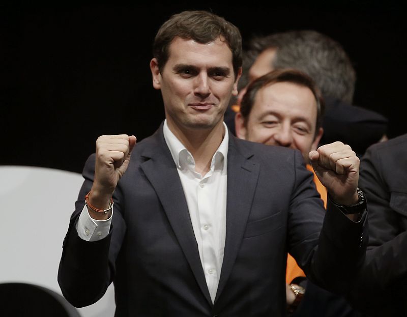 El presidente de Ciudadanos, Albert Rivera, al final de su mitin de cierre de campaña en Madrid, en la plaza de Santa Ana.