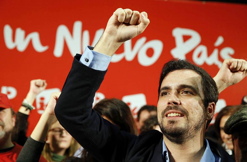 El candidato de IU-Unidad Popular a la Presidencia del Gobierno, Alberto Garzón, tras su intervención en el mitin de cierre de campaña de su partido para las elecciones generales del 20D en Getafe, Madrid.