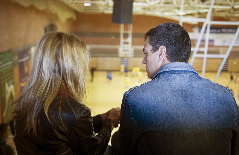 Pedro Sánchez junto a su mujer en un polideportivo de Pozuelo de Alarcón