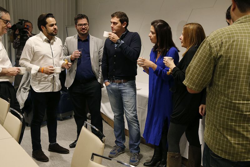 Albert Rivera toma un café con su equipo de la campaña electoral