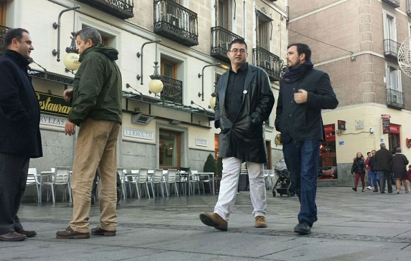 Garzón conversa con sus compañeros y amigos @carlossmato y @danielayllon antes de volver a Málaga