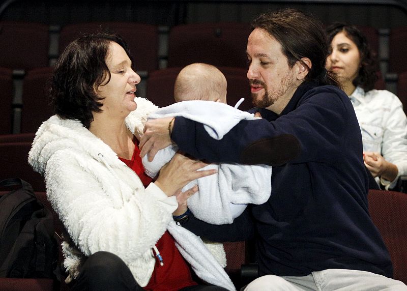 Pablo Iglesias coge al hijo de Carolina Bescansa tras ver 'B, la película' en la madrileña Sala Mirador