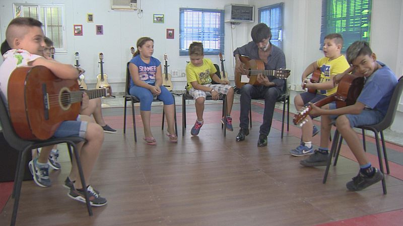 Emilio 'Caracafé' impartiendo una clase de guitarra