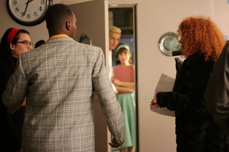 Nuestra realizadora Pilar Granero poniendo orden entre los jóvenes.