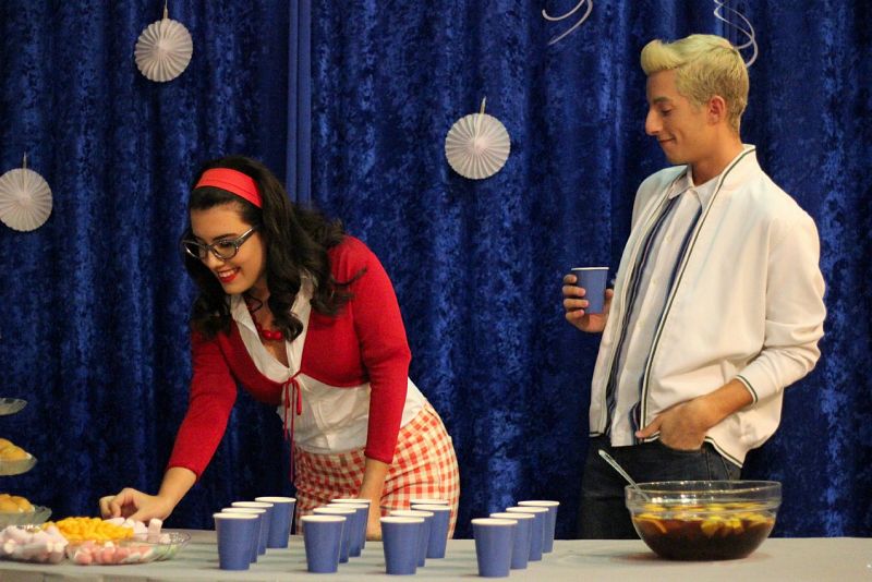 Preparando el tentempié de la fiesta.