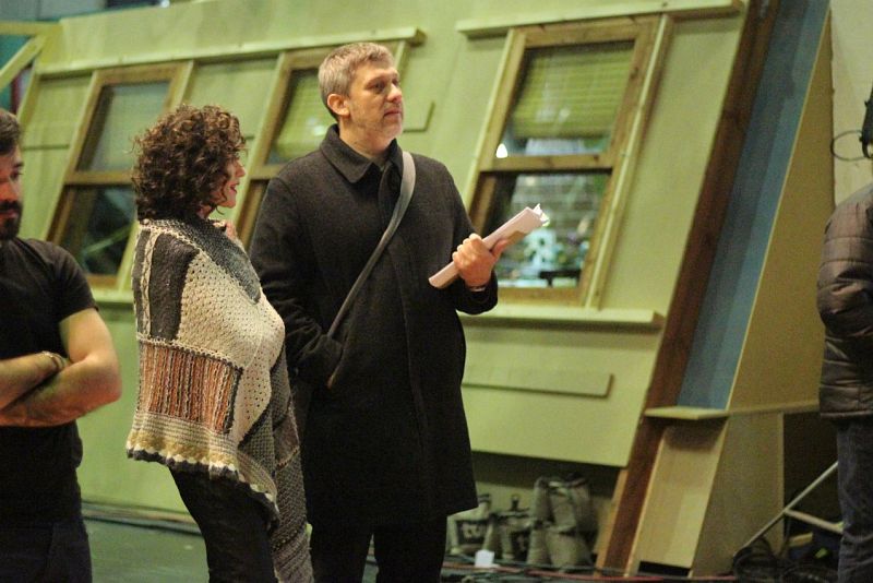 Virginia y dirección, detrás de los focos.