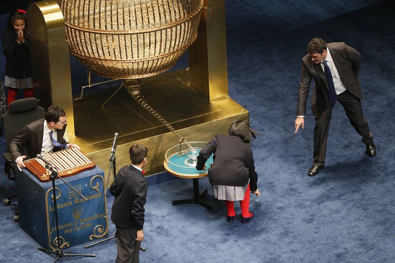 Una de las bolas con un premio de 1.000 euros se ha caído