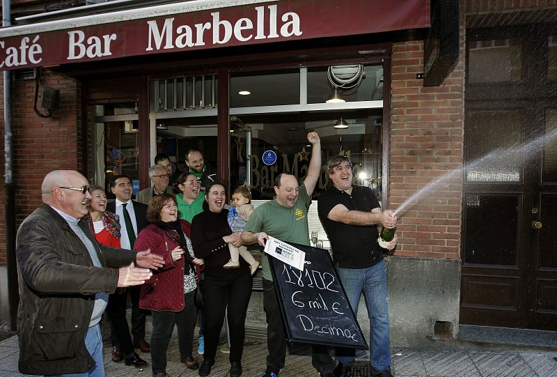 Uno de los quintos premios de la Lotería de Navidad, el 18.102, ha caído en Oviedo así lo celebran en el bar Marbella