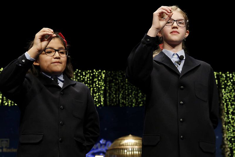 Las niñas de San Ildefonso cantan el 79.140, premiado con el Gordo