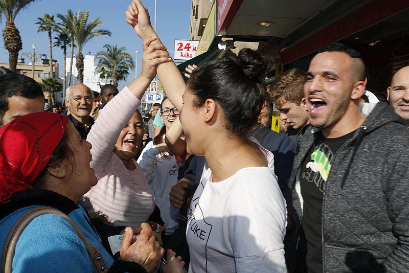 Lotería de Navidad 2015: La alegría se desborda en Roquetas