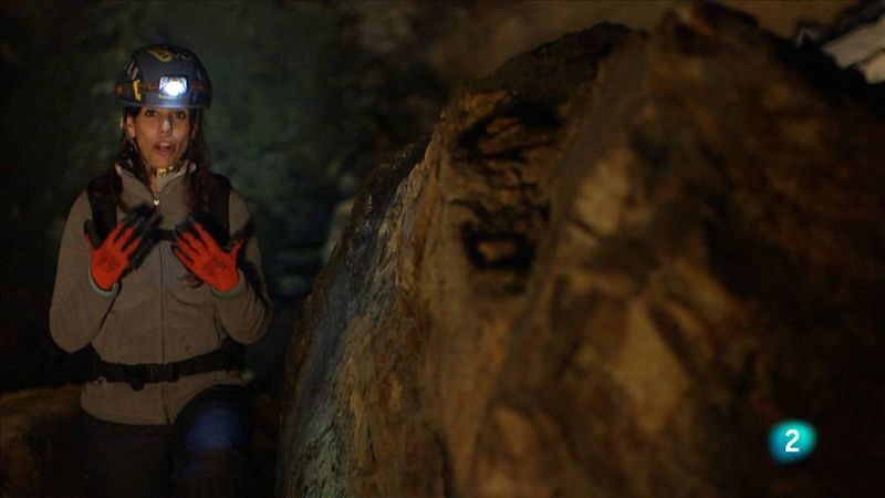 Evelyn dins una cova on reposen ratpenats