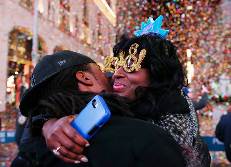 Dos asistentes a la celebración de fin de año se abrazan en Times Square, Nueva York