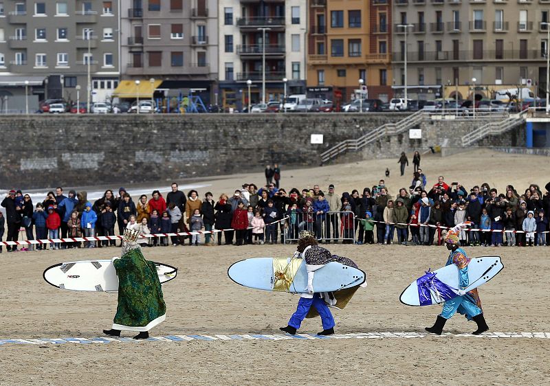 Los Reyes Magos en la donostiarra playa de La Zurriola