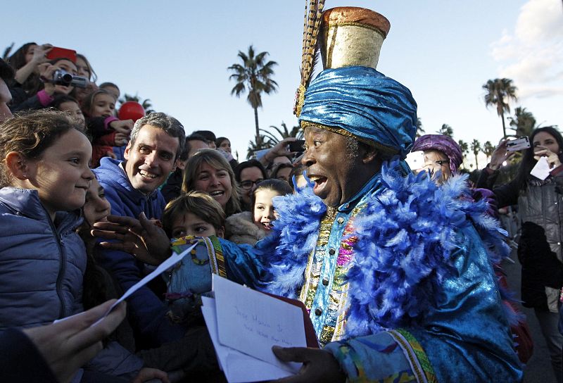 Los Reyes Magos llegan por mar al Moll de la Fusta de Barcelona