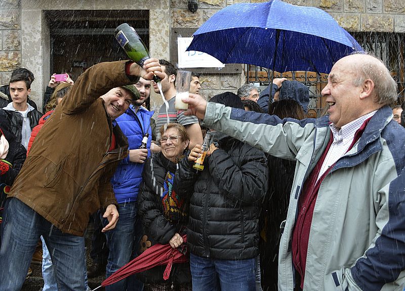 Vecinos de Guardo celebran el tercer premio del Sorteo del Niño que se ha vendido en el Mesón el Portalón de la localidad y ha repartido 11,2 millones de euros.